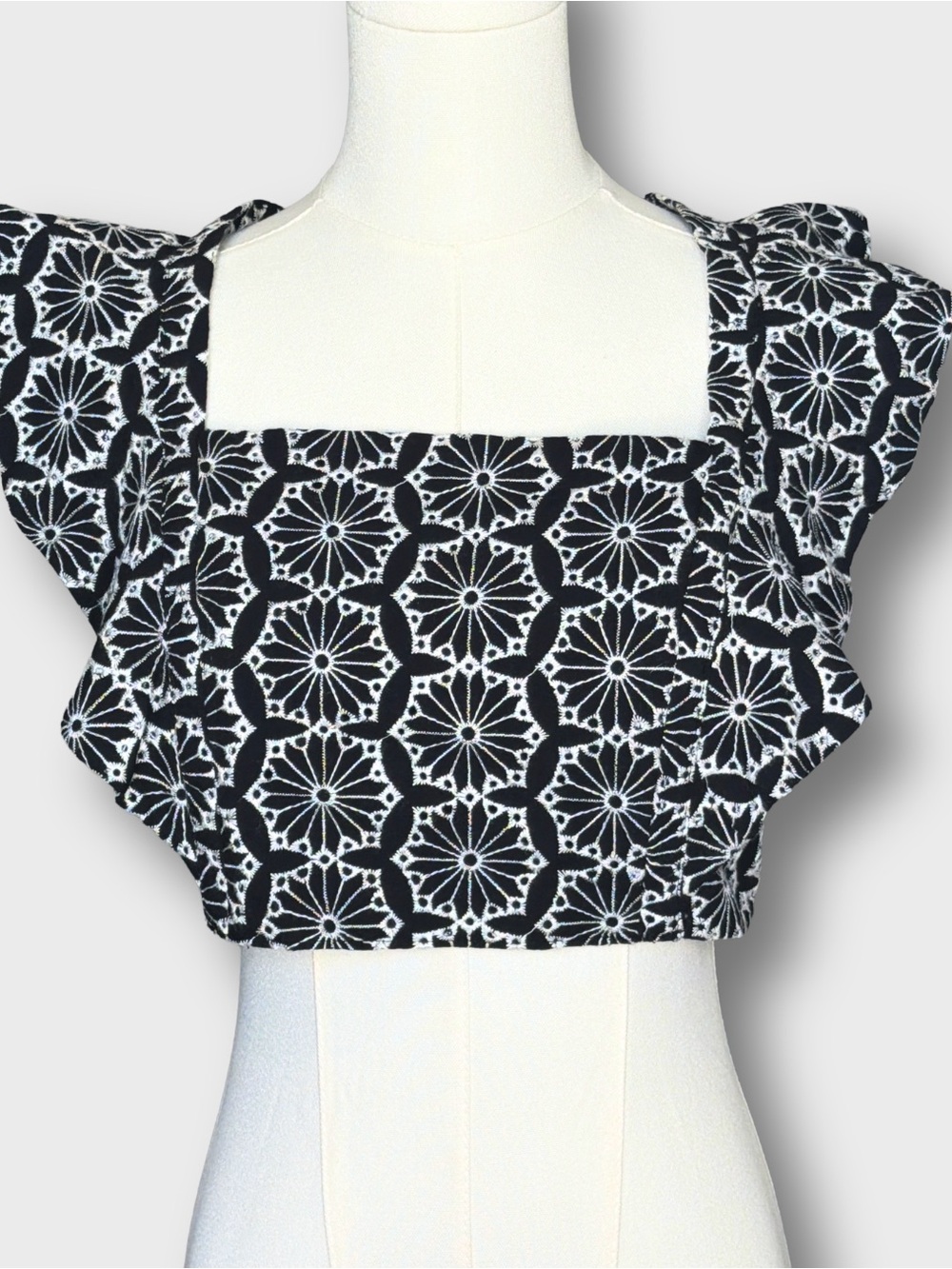 NWT Bardot Sierra Black White Eyelet Embroidered Ruffle Crop Top Size 8".